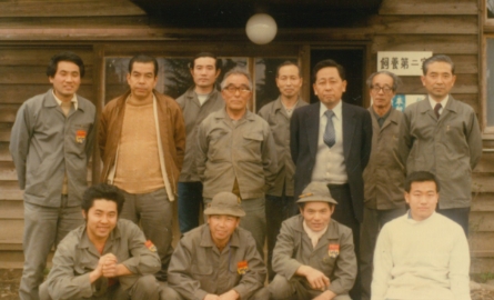 畜産試験場飼養第二室前にて１９７４年撮影の写真