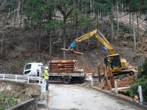 トラックへの材の積み込み