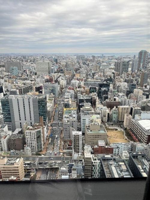 会場の窓から東京湾を望む