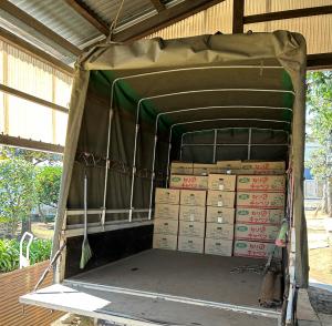 出荷用「藍天」が積み込まれたトラック