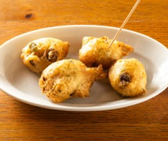 枝豆をつかったゼッポリーニが4つお皿に盛られている