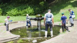 噴水広場で生き物探し