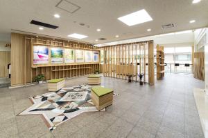 多摩産材を使用した立川庁舎エントランスの写真