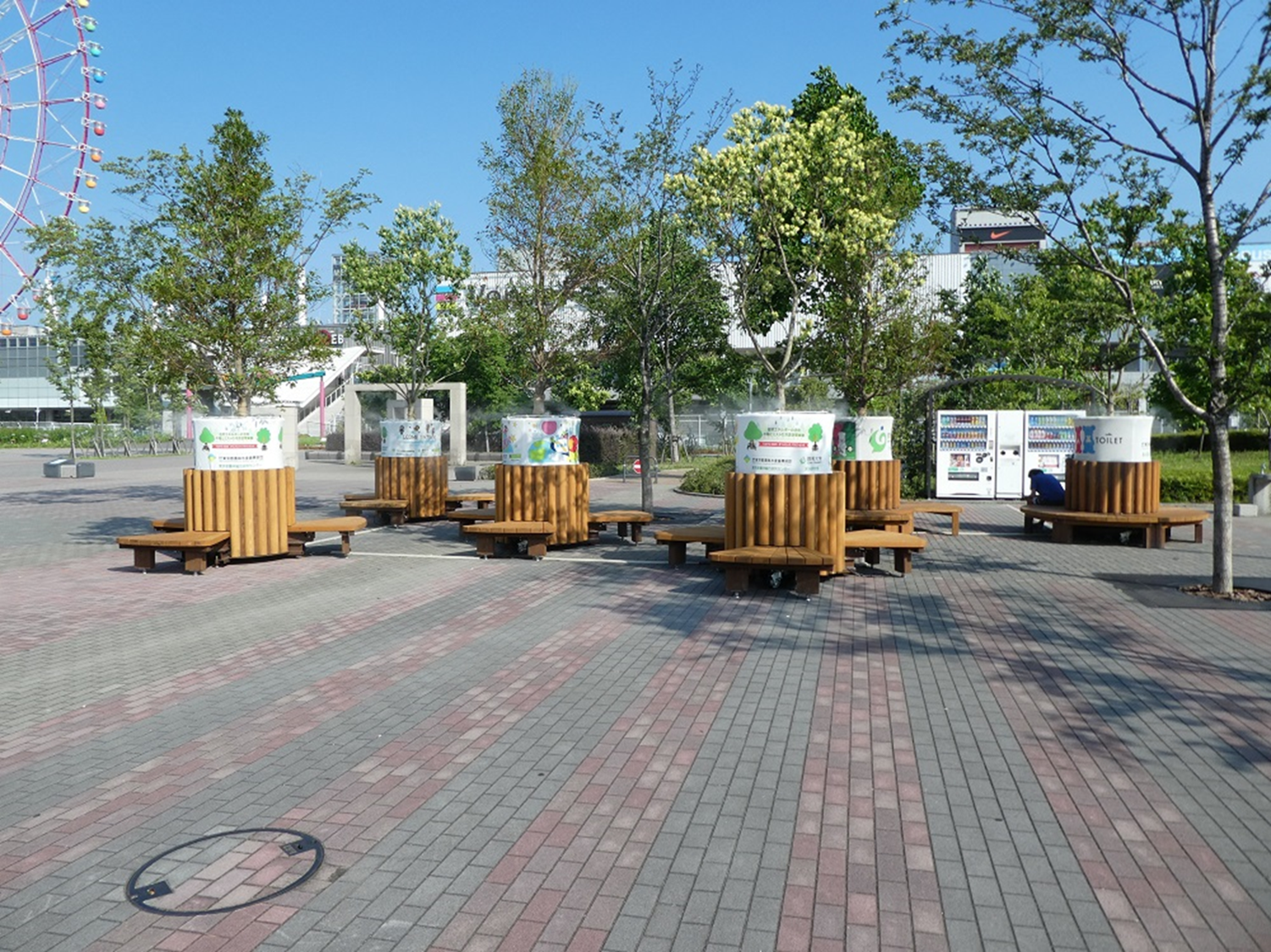 お台場 プロムナード公園内に設置された動かせる緑陰ベンチ