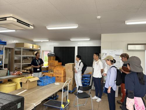 作業棟の見学、荷づくりなどもすべて初めてという話など